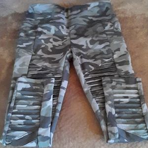 CVG capris XS gray and black camo